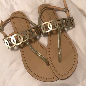 Brand new Daya by Zendaya gold detailed flats